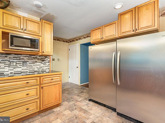 5th image of 1319 Montfort Dr