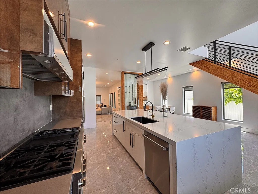3 bed, 2536 sqft, $9,000 — Photo 3