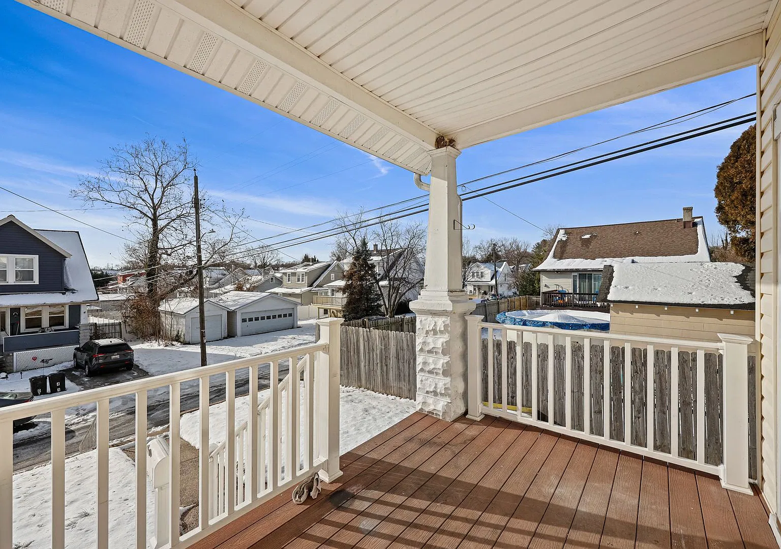 Elegant 3-Bedroom Home with Natural Light and Tranquil Backyard — Photo 3