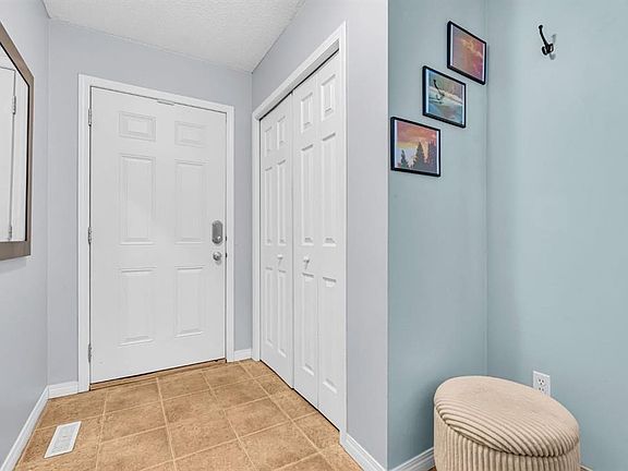 2nd image of 28 S Everhollow Way SW