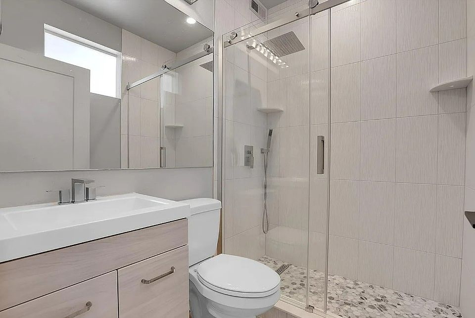 1st Floor Full Bathroom