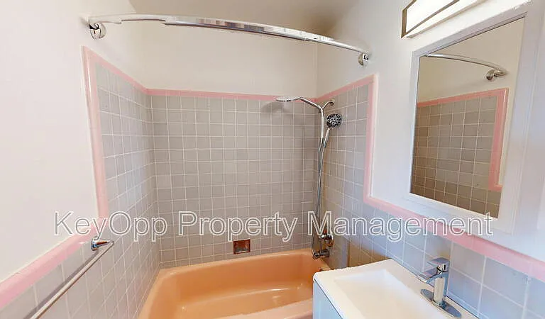 465 10th Ave #6 — Photo 4