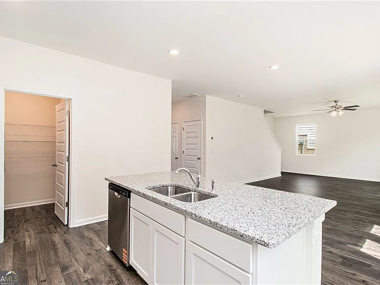 568 Whitman Ln — Photo 10