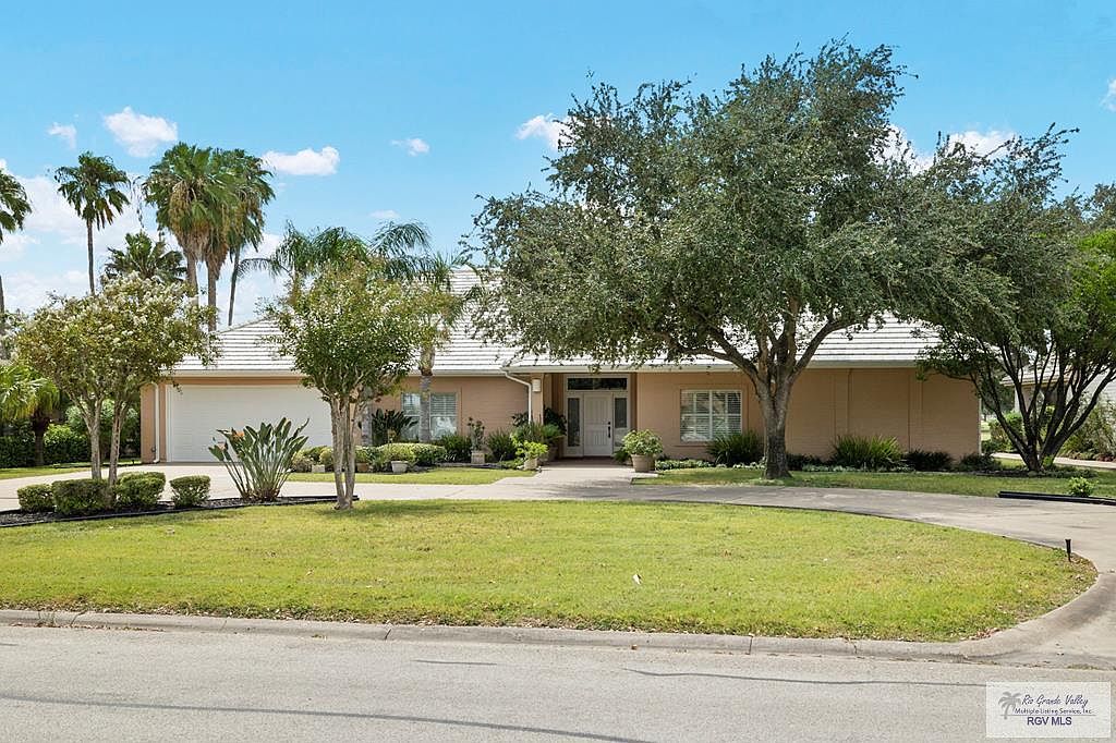 909 Palm Valley Dr E