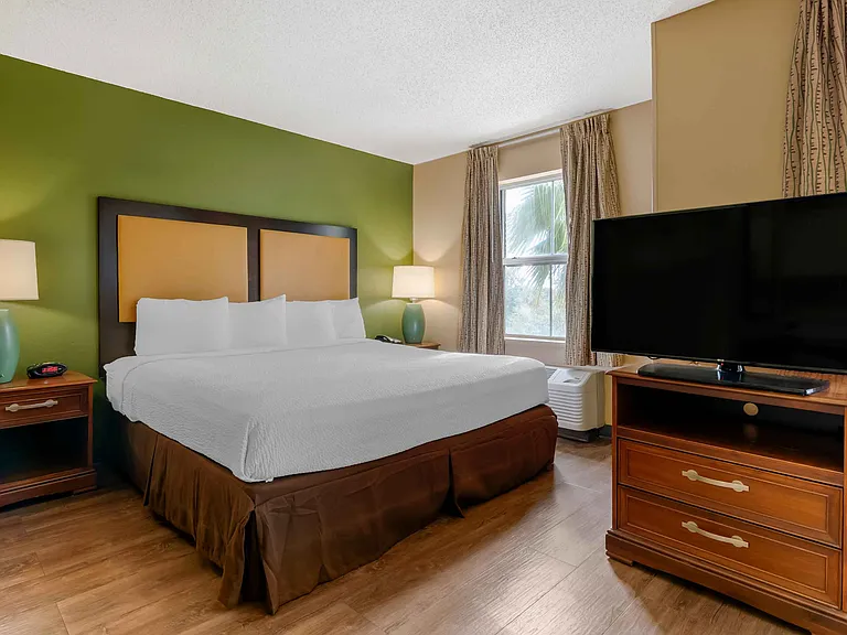Deluxe Studio - 1 King Bed