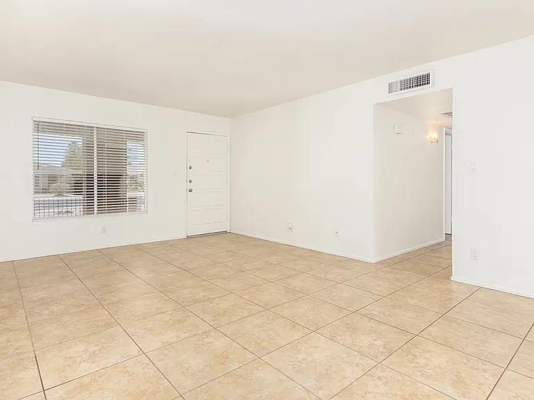 2324 E Palmcroft Dr — Photo 11