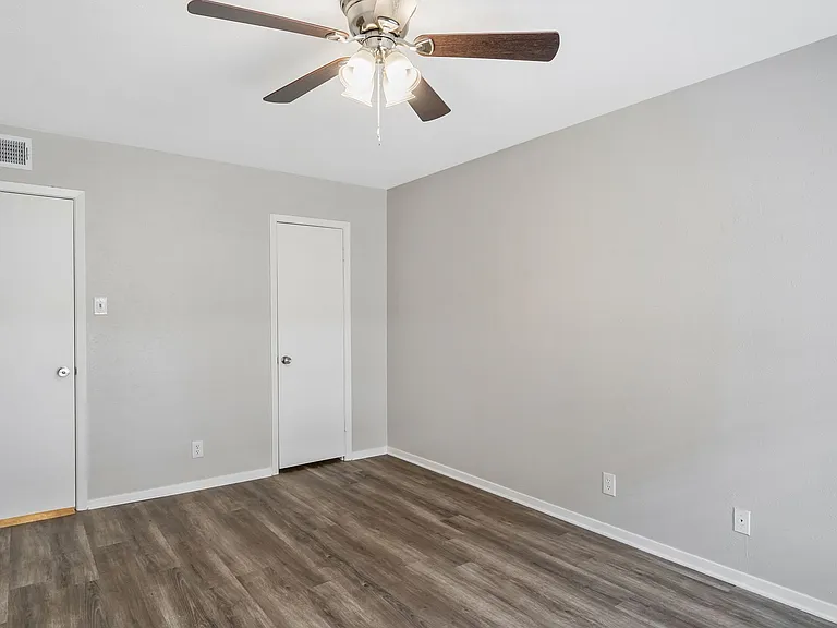 Barclay Apartments - ASK ABOUT OUR SPRING MOVE-IN SPECIAL TODAY! — Photo 18