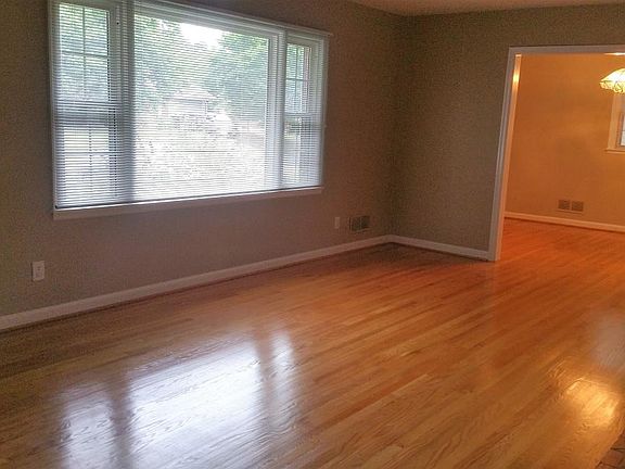 Living Room - Large with big window