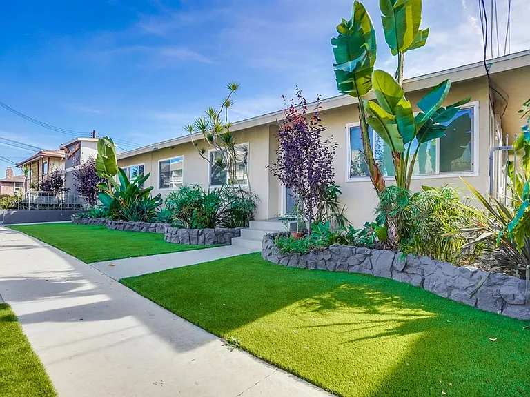 Retro Style Apartment Building with Pool and Gym - Secure, Modern and Lease-Ready! — Photo 4