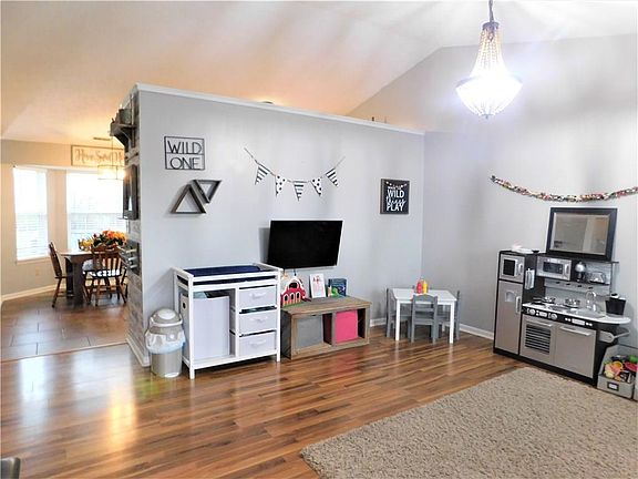 5th image of 801 E Fleetwood Dr
