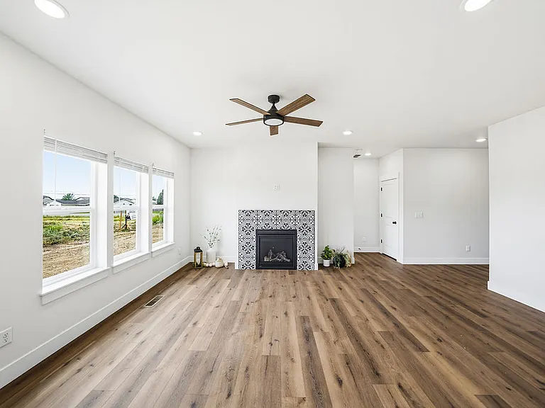 485 E River Ln — Photo 9