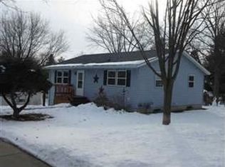 1117 Royal Oaks Dr, Janesville, WI 53548
