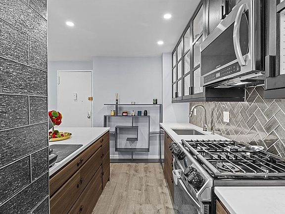 4th image of 2940 W 5th St APT 15E