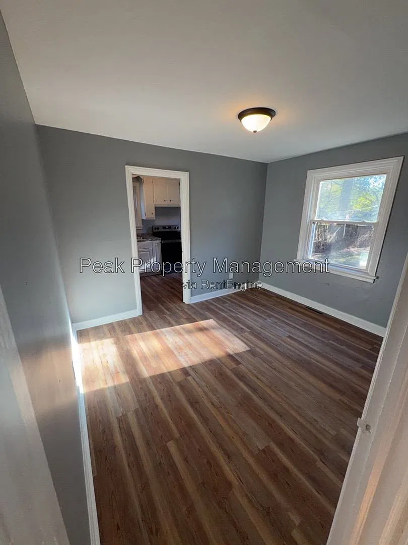 3 bed, 2.0 bath, 1120 sqft, $1,800 — Photo 4