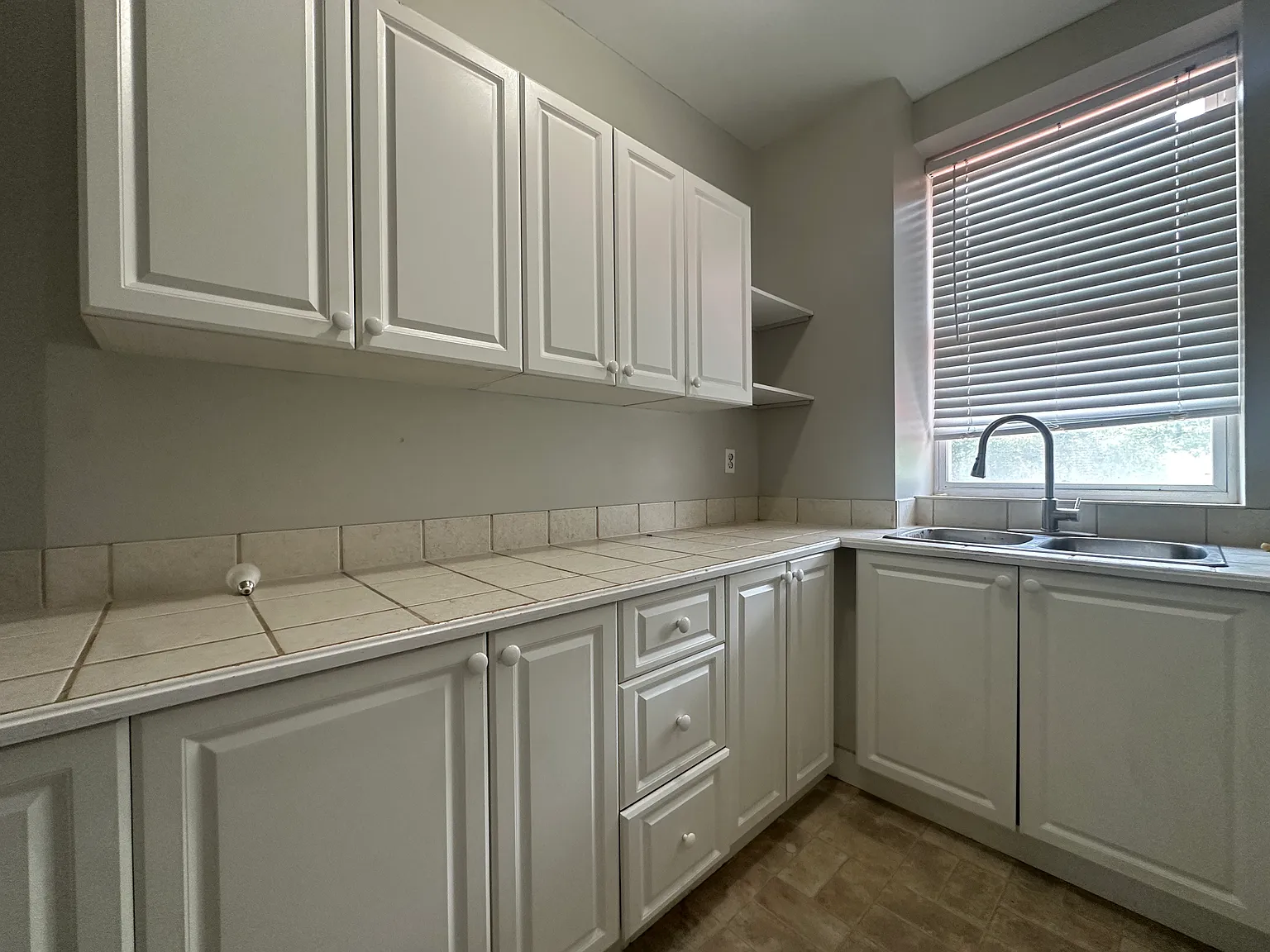 75 Lindsay St North — Photo 2