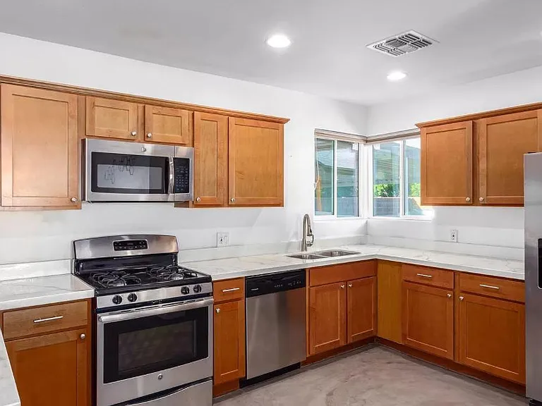 1802 N Whittier Dr — Photo 6