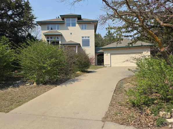 1900 Crescent Dr, Manhattan, KS 66503