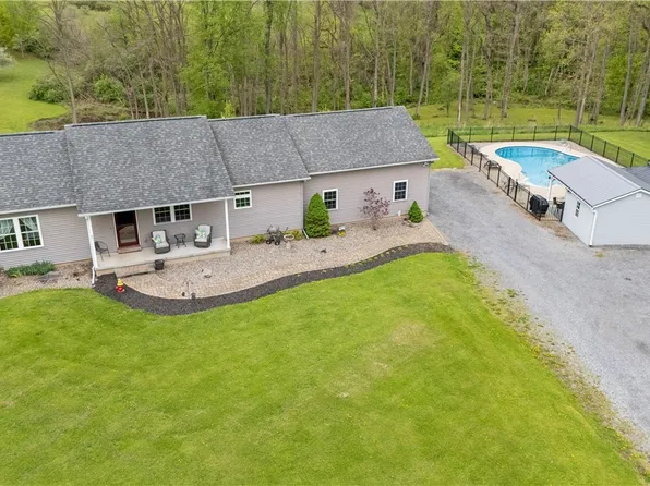 211 S Court St, Canastota, NY 13032