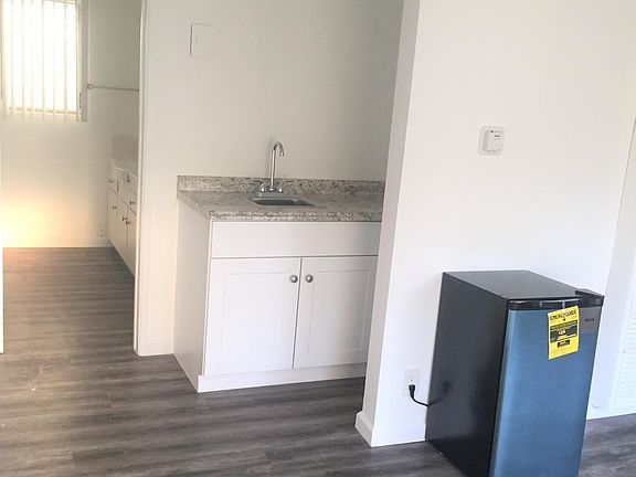 3rd image of 1611 Brockton Ave APT 1
