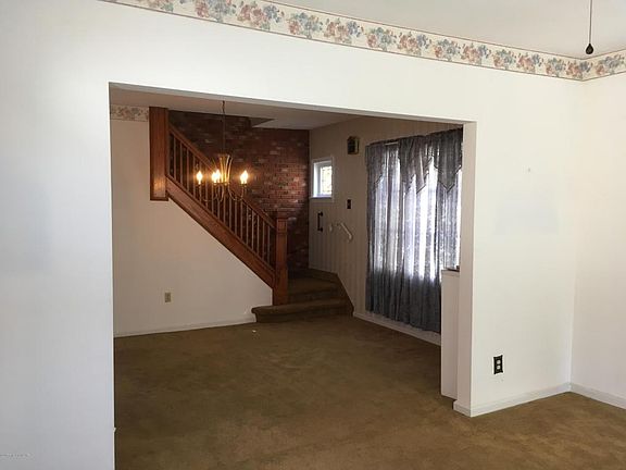5th image of 123 Oak St