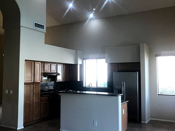 Vaulted ceiling, open kitchen, all tile flooring in kitchen, kitchen nook and great room.