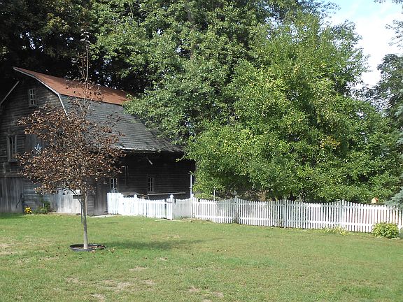 5th image of 1031 Paw Paw Dr
