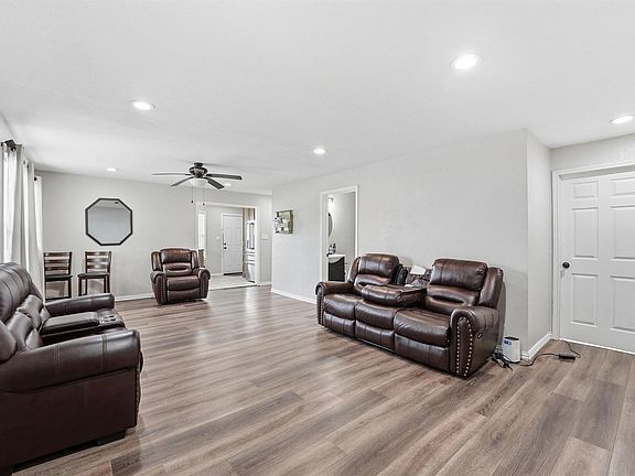 3rd image of 403 S Velasco St