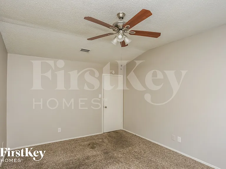 4368 Saugus Dr — Photo 9