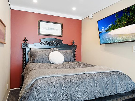 5th image of 904 Peninsula Ave APT 303