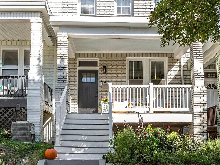 318 Todd Pl NE — Photo 2