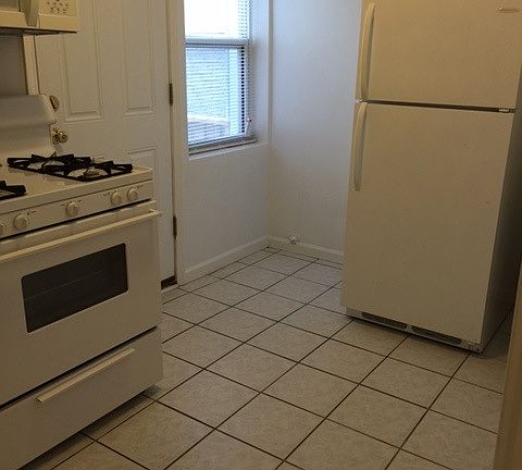 5th image of 1338 W Argyle St APT 2S