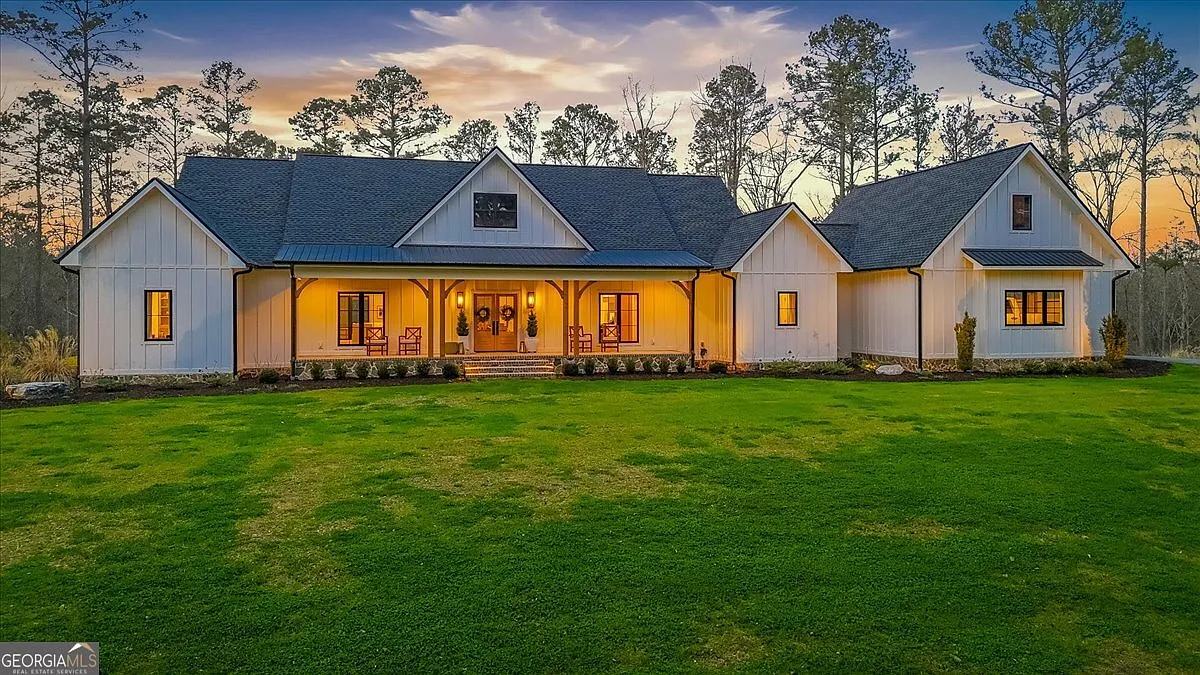 145 Moores Ferry Dr SW photo 1