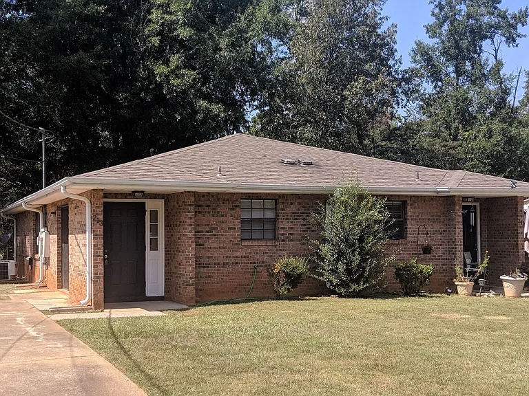 223 S Oak Ave — Photo 1