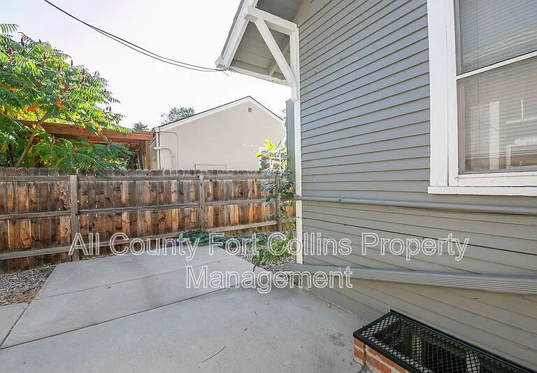224 1/2 S Loomis Ave — Photo 12