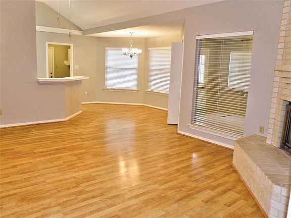 4th image of 905 Briarmeadow Ave