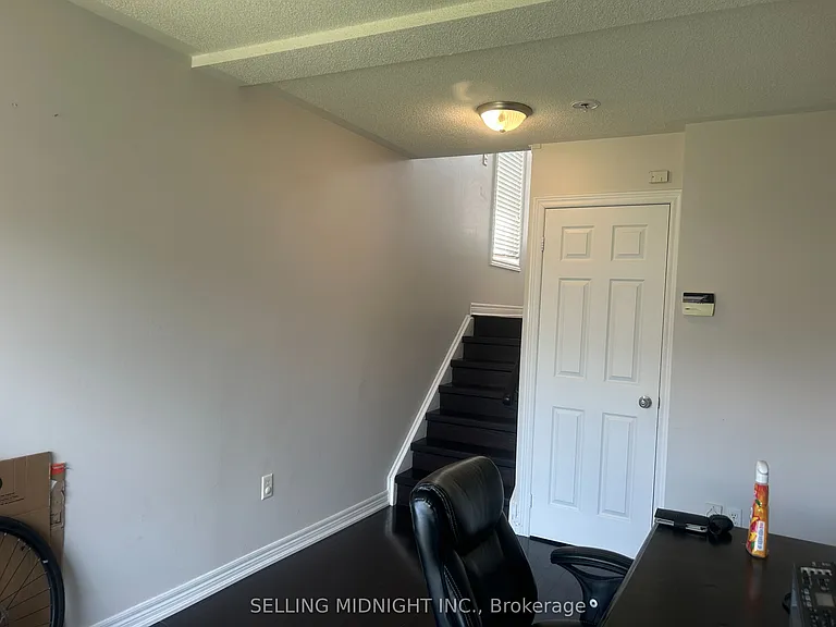 2413 Ravinebrook Cres — Photo 34
