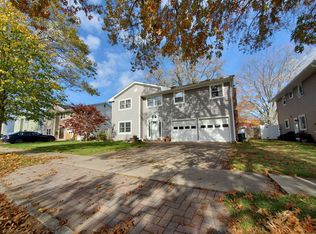 9 Country Squire Ct, Levittown, NY 11756