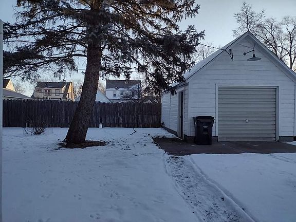 4th image of 634 Higgins Ave