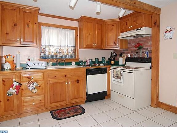 4th image of 52 E Meadow Ave