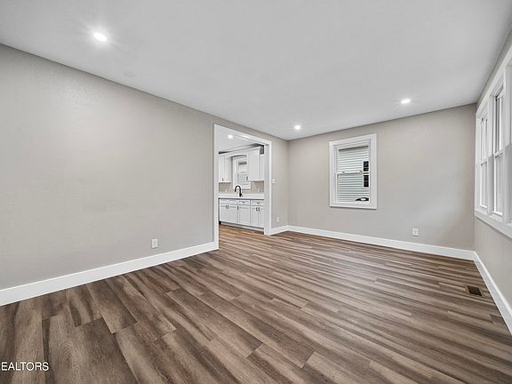3rd image of 2747 Sunset Ave