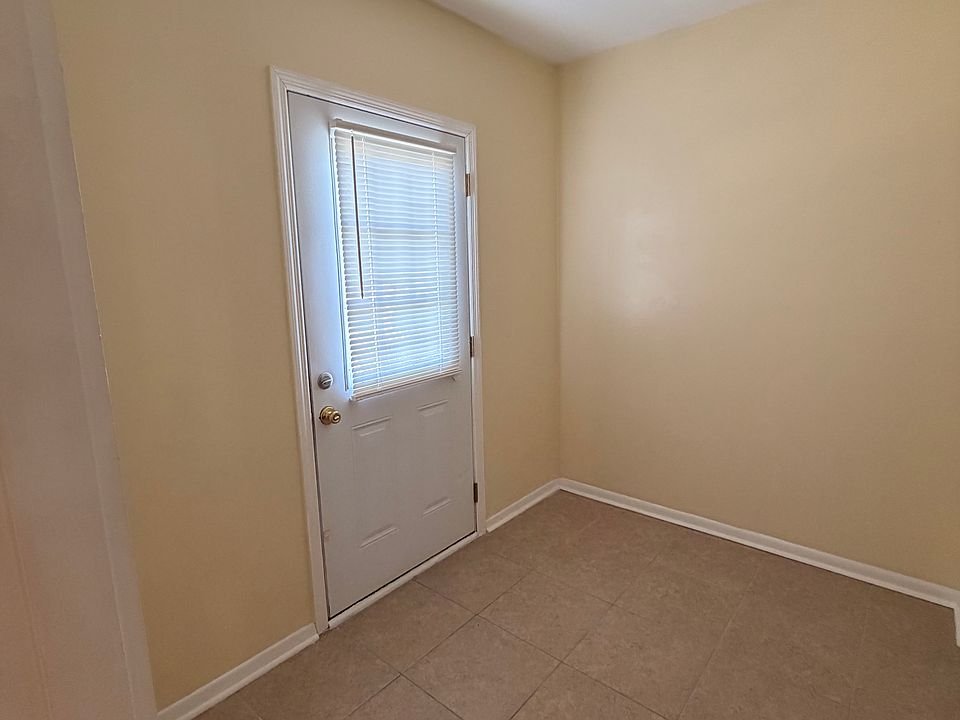 1st image of 425 Laurina St