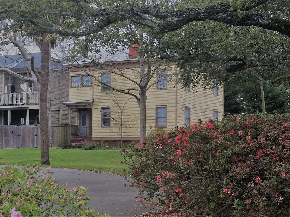 View of Duplex Exterior from Dixon Park across Java Place
