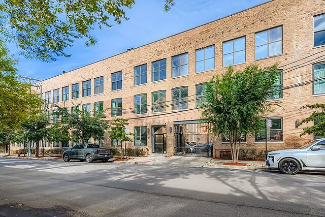 1st image of 1760 W Wrightwood Ave APT 305