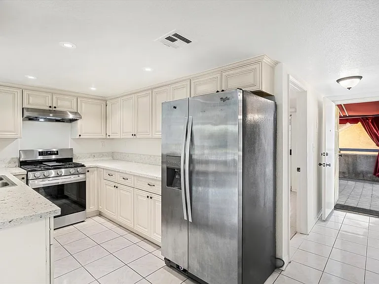 200 E Windsor Rd #1 — Photo 10