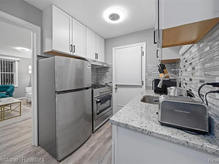141 Ferndale Ave — Photo 8