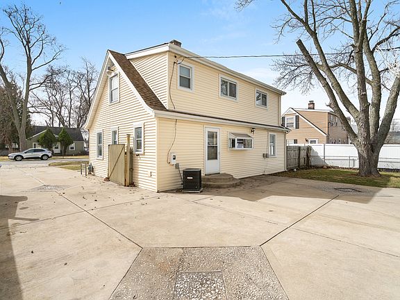5th image of 324 E Lyndale Ave
