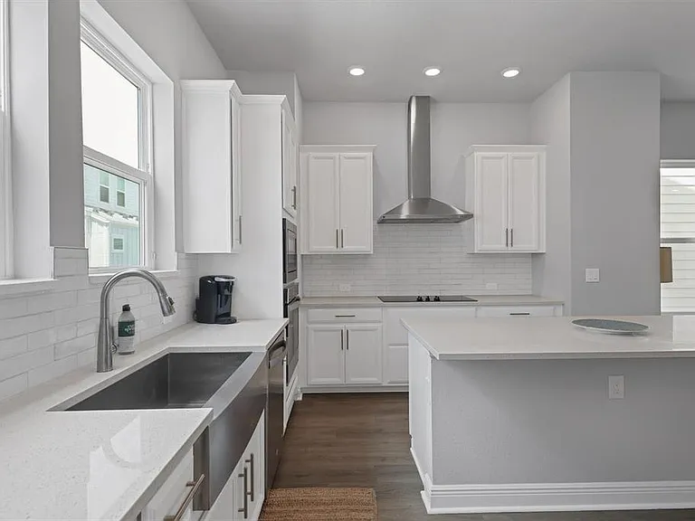 2329 Lindstrom St — Photo 12