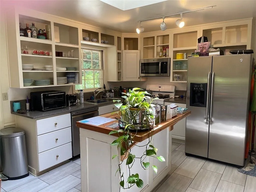3 bed, 3.0 bath, 2052 sqft, $3,650 — Photo 2