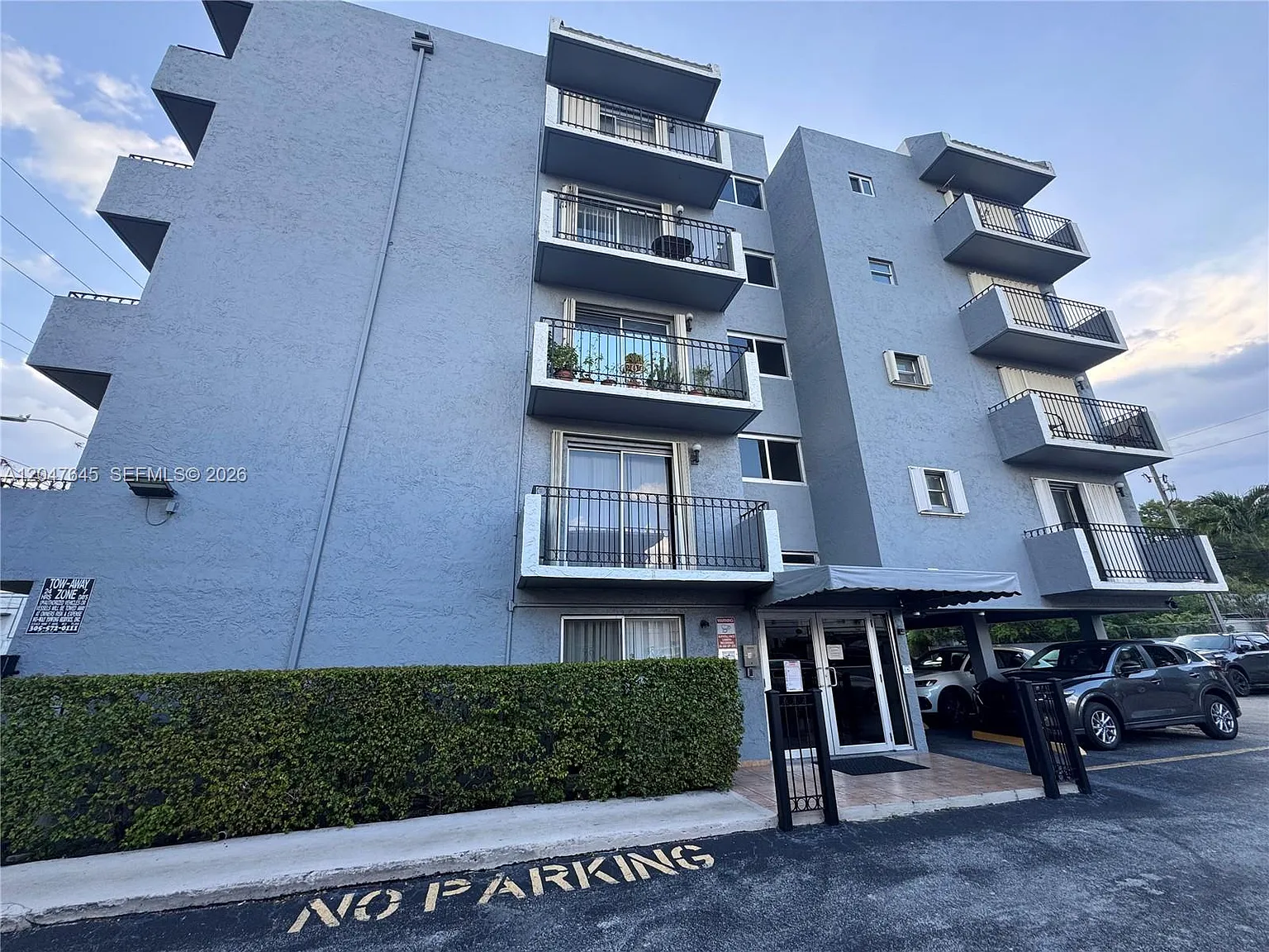 El Prado Condo — Photo 3