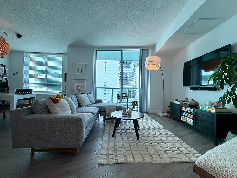 1900 N Bayshore Dr #2019 — Photo 3
